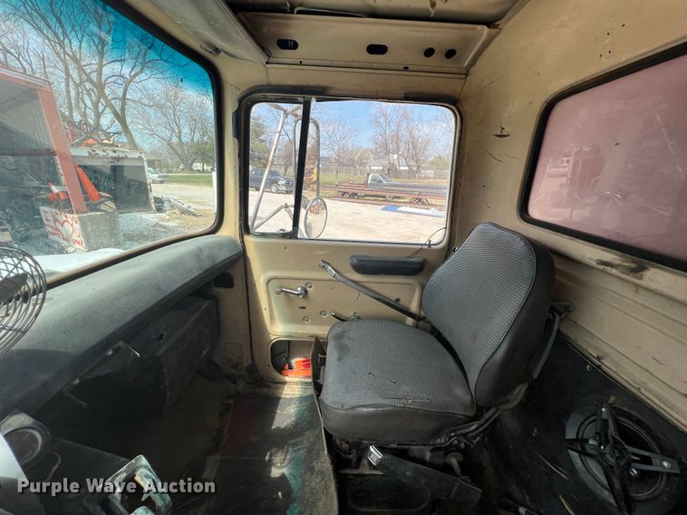 image for item JH9224 1986 Ford LT8000  dump truck