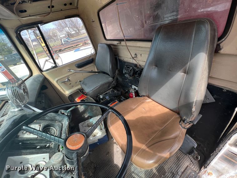 image for item JH9224 1986 Ford LT8000  dump truck