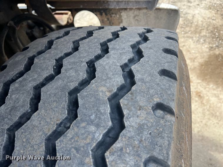 image for item JH9224 1986 Ford LT8000  dump truck