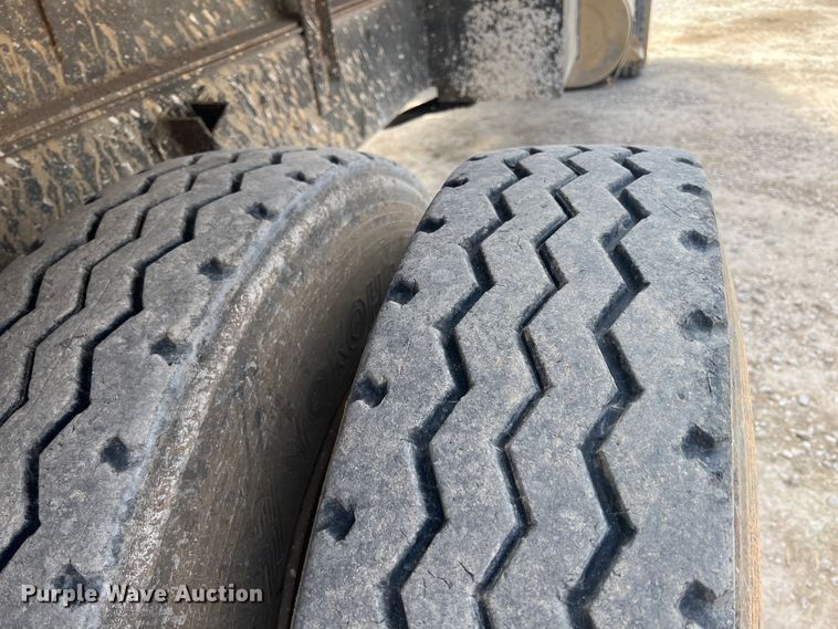 image for item JH9224 1986 Ford LT8000  dump truck