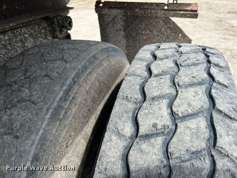 image for item JH9224 1986 Ford LT8000  dump truck