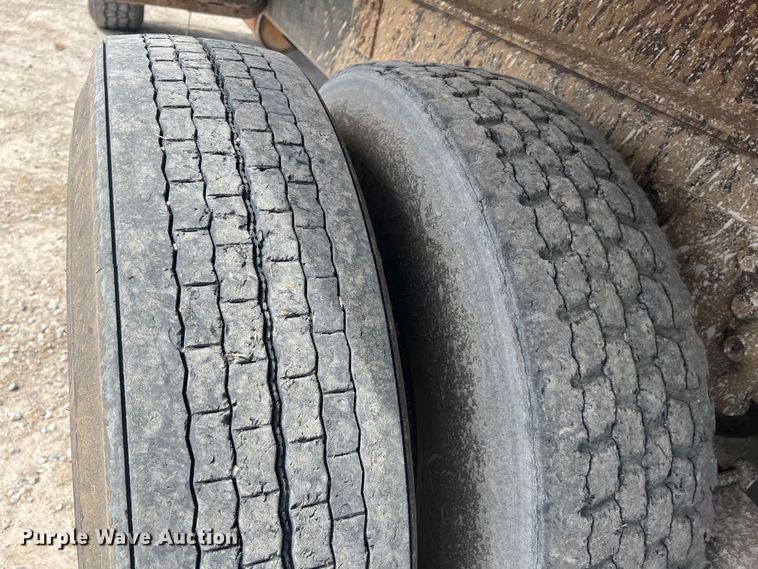 image for item JH9224 1986 Ford LT8000  dump truck