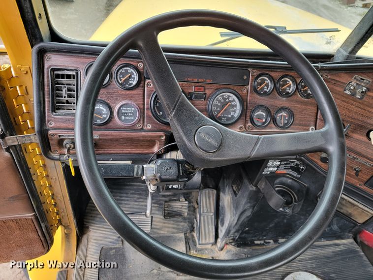 image for item JL9694 2000 Freightliner FLD  ready mix truck