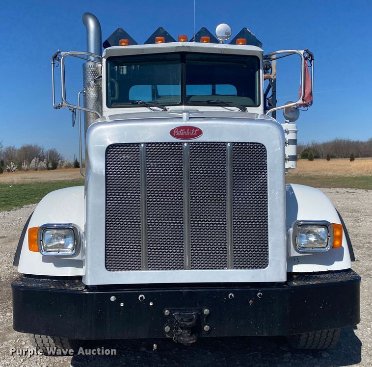 image for item JN9266 2009 Peterbilt 365  flatbed truck