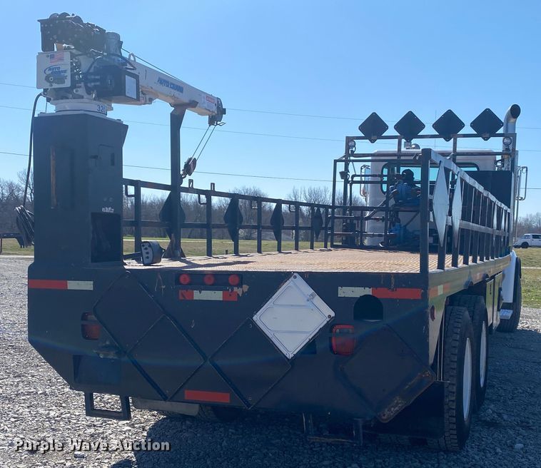 image for item JN9266 2009 Peterbilt 365  flatbed truck