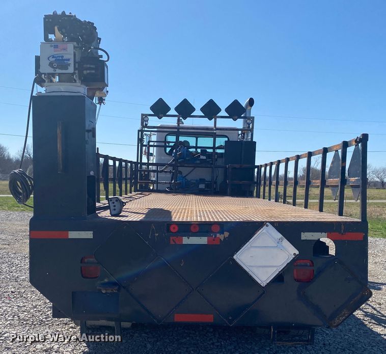 image for item JN9266 2009 Peterbilt 365  flatbed truck