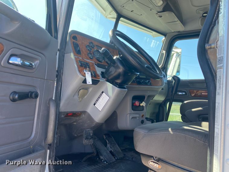 image for item JN9266 2009 Peterbilt 365  flatbed truck