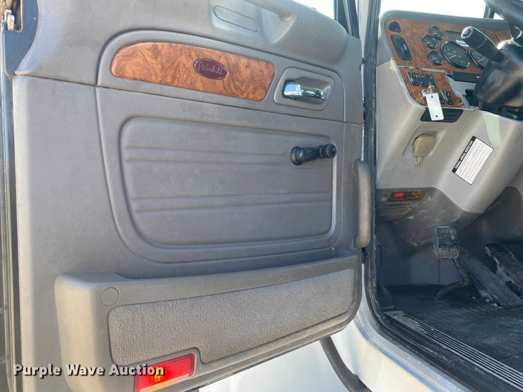 image for item JN9266 2009 Peterbilt 365  flatbed truck