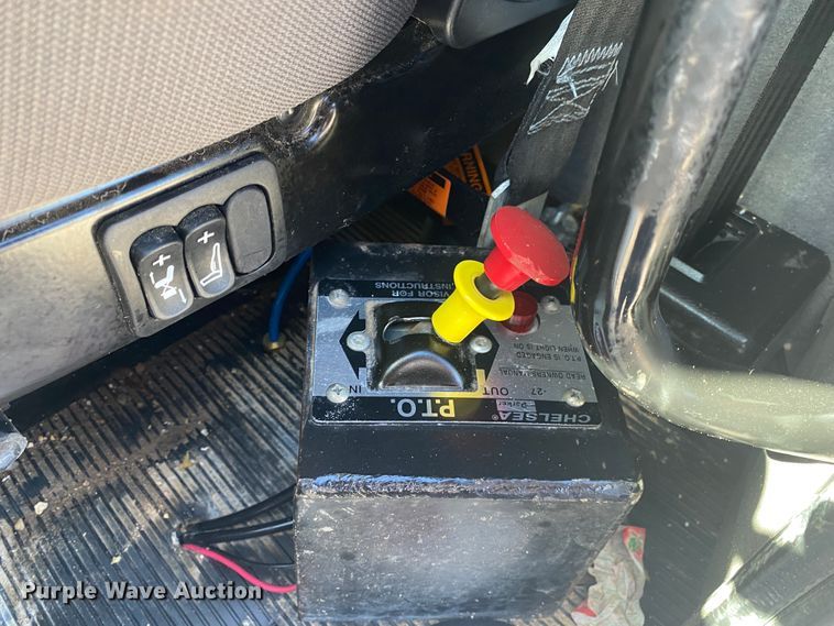 image for item JN9266 2009 Peterbilt 365  flatbed truck