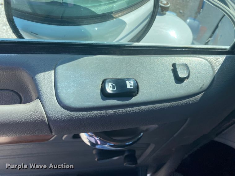 image for item JN9266 2009 Peterbilt 365  flatbed truck