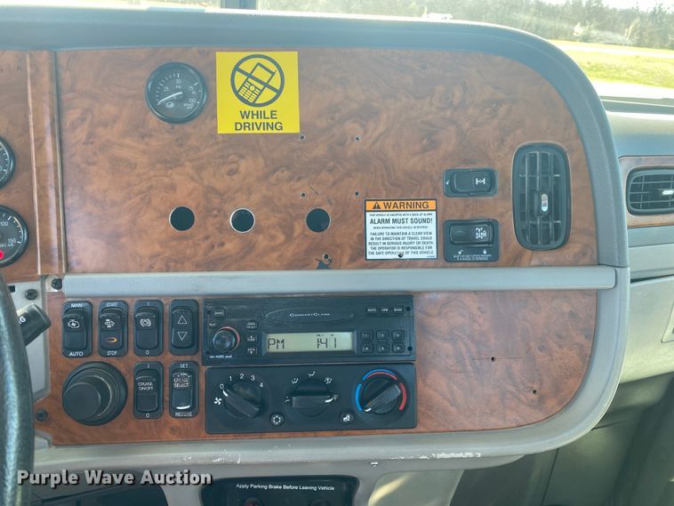 image for item JN9266 2009 Peterbilt 365  flatbed truck