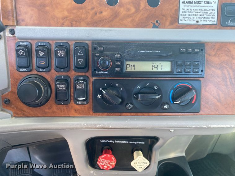 image for item JN9266 2009 Peterbilt 365  flatbed truck