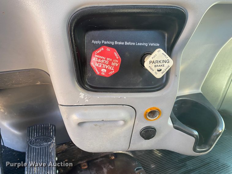 image for item JN9266 2009 Peterbilt 365  flatbed truck