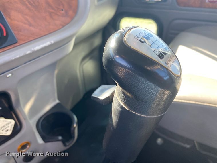 image for item JN9266 2009 Peterbilt 365  flatbed truck