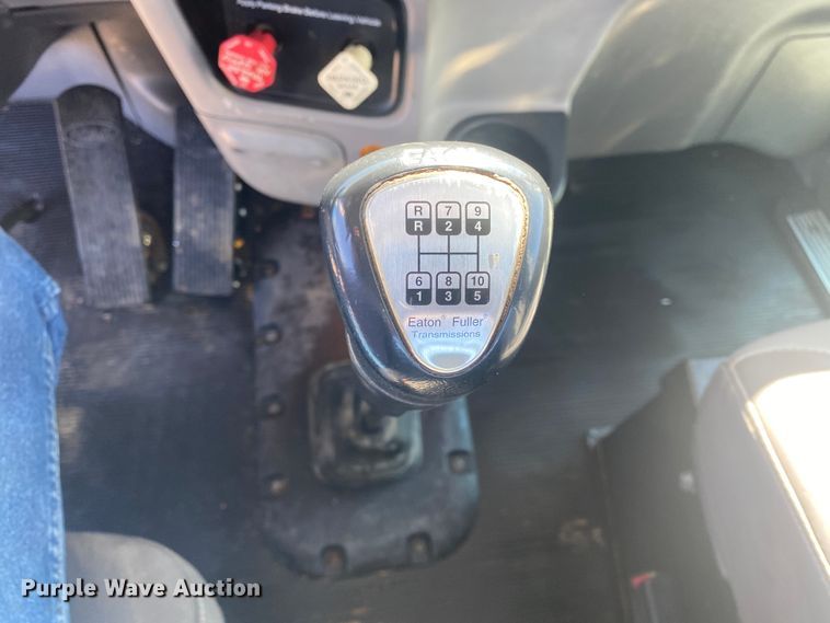 image for item JN9266 2009 Peterbilt 365  flatbed truck