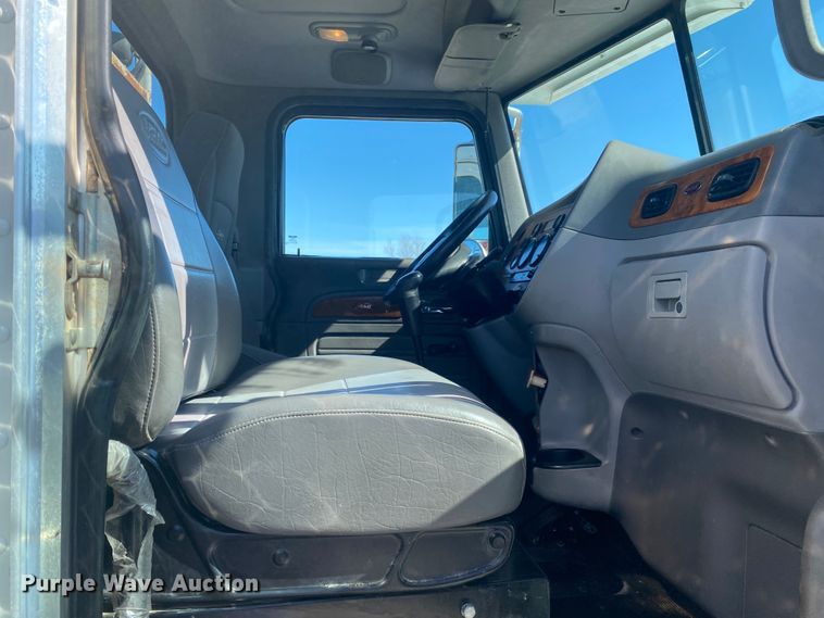 image for item JN9266 2009 Peterbilt 365  flatbed truck