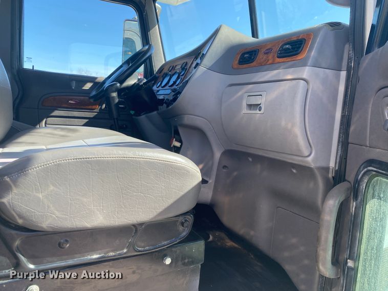 image for item JN9266 2009 Peterbilt 365  flatbed truck