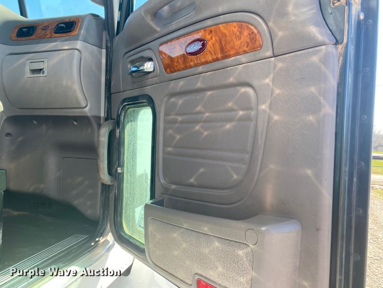 image for item JN9266 2009 Peterbilt 365  flatbed truck