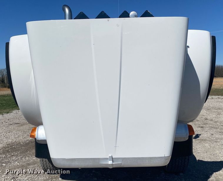 image for item JN9266 2009 Peterbilt 365  flatbed truck