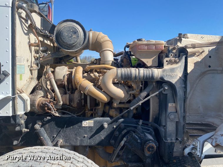 image for item JN9266 2009 Peterbilt 365  flatbed truck