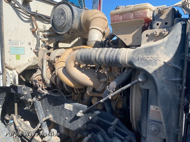 image for item JN9266 2009 Peterbilt 365  flatbed truck