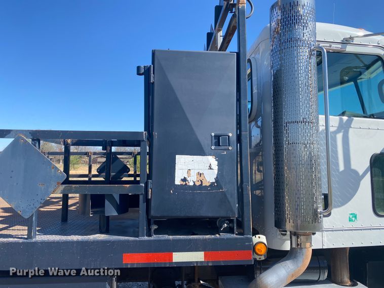 image for item JN9266 2009 Peterbilt 365  flatbed truck