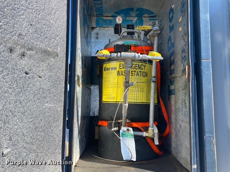 image for item JN9266 2009 Peterbilt 365  flatbed truck