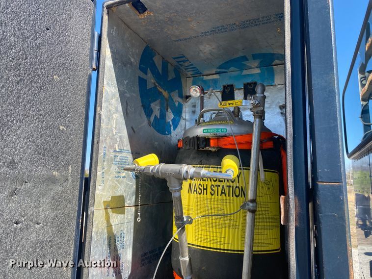 image for item JN9266 2009 Peterbilt 365  flatbed truck