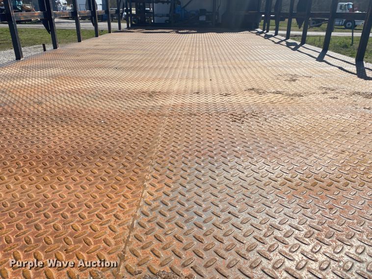 image for item JN9266 2009 Peterbilt 365  flatbed truck