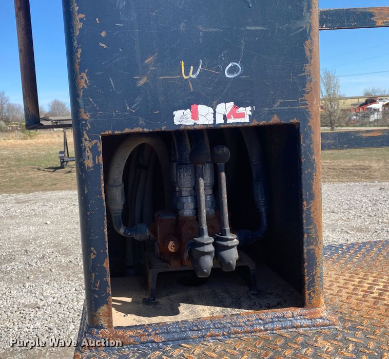 image for item JN9266 2009 Peterbilt 365  flatbed truck