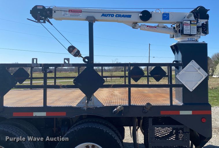 image for item JN9266 2009 Peterbilt 365  flatbed truck