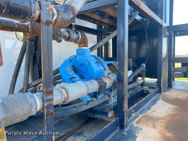 image for item JN9266 2009 Peterbilt 365  flatbed truck