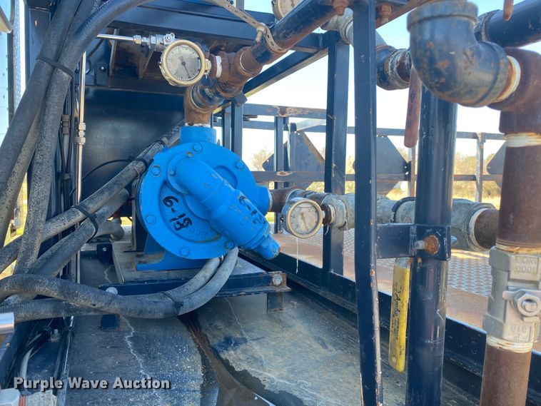 image for item JN9266 2009 Peterbilt 365  flatbed truck