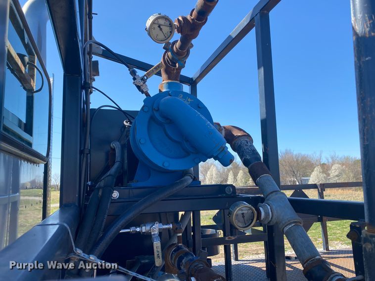 image for item JN9266 2009 Peterbilt 365  flatbed truck