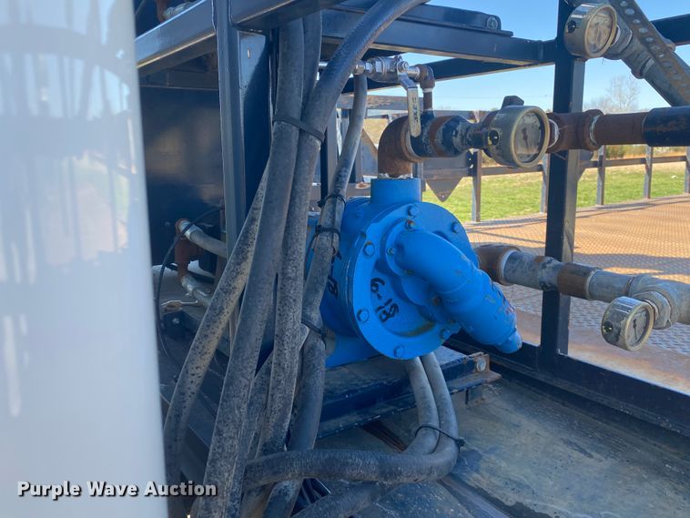 image for item JN9266 2009 Peterbilt 365  flatbed truck