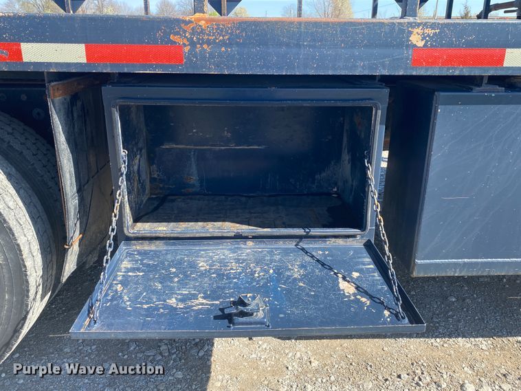 image for item JN9266 2009 Peterbilt 365  flatbed truck