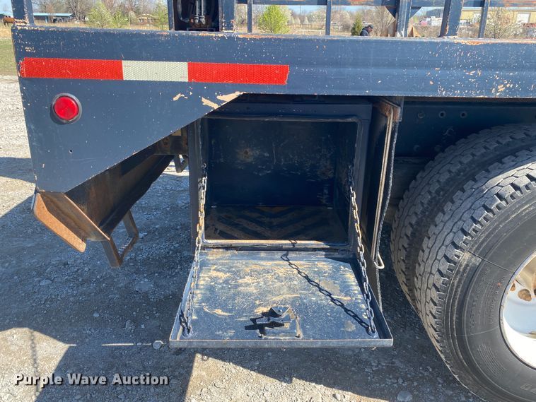 image for item JN9266 2009 Peterbilt 365  flatbed truck