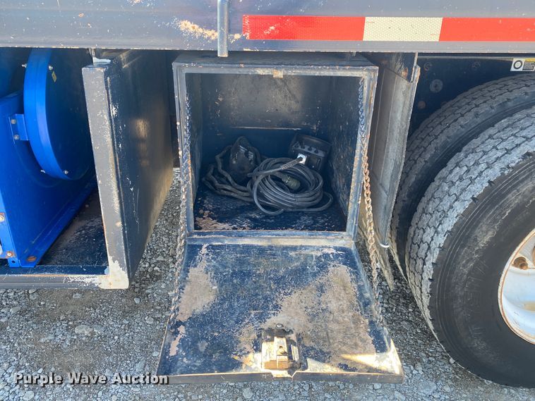 image for item JN9266 2009 Peterbilt 365  flatbed truck