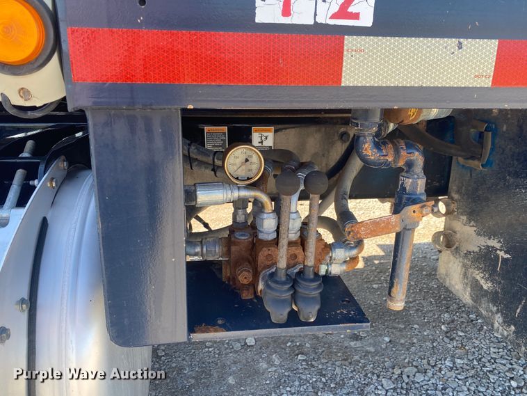 image for item JN9266 2009 Peterbilt 365  flatbed truck