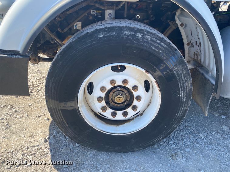 image for item JN9266 2009 Peterbilt 365  flatbed truck