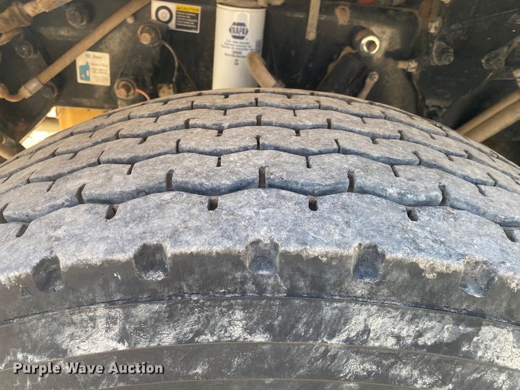 image for item JN9266 2009 Peterbilt 365  flatbed truck