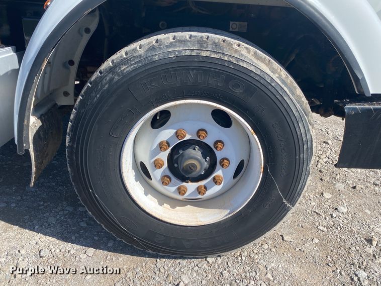 image for item JN9266 2009 Peterbilt 365  flatbed truck