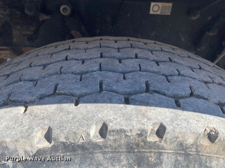 image for item JN9266 2009 Peterbilt 365  flatbed truck