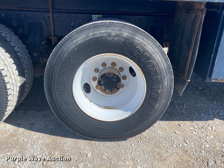 image for item JN9266 2009 Peterbilt 365  flatbed truck