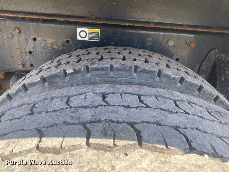 image for item JN9266 2009 Peterbilt 365  flatbed truck