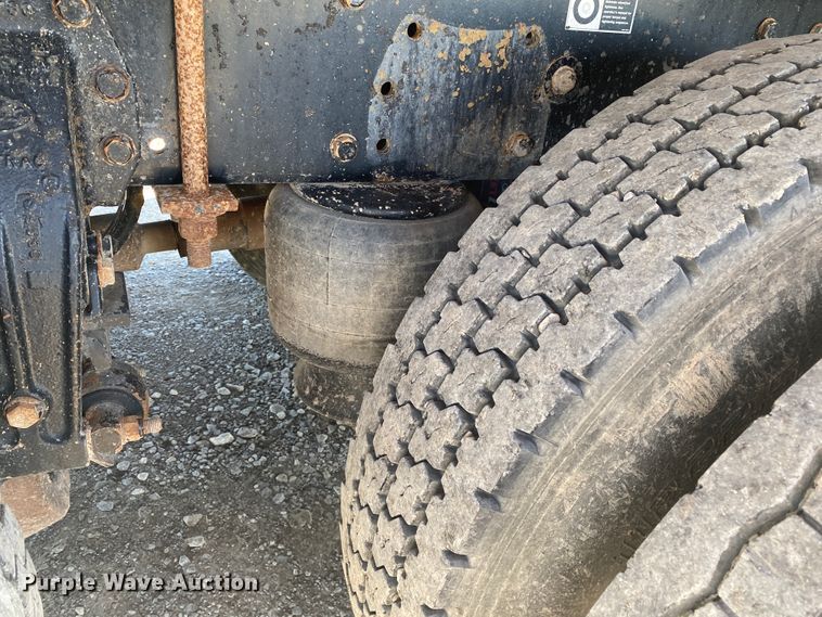 image for item JN9266 2009 Peterbilt 365  flatbed truck