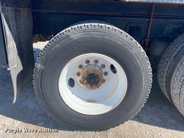 image for item JN9266 2009 Peterbilt 365  flatbed truck