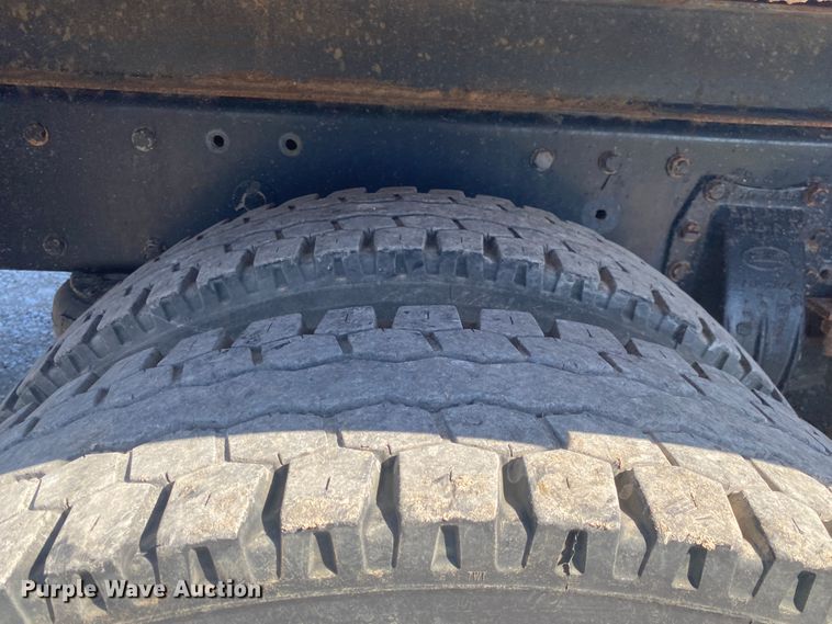 image for item JN9266 2009 Peterbilt 365  flatbed truck