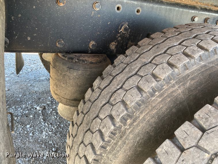 image for item JN9266 2009 Peterbilt 365  flatbed truck