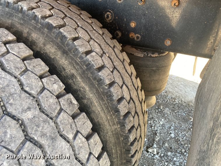 image for item JN9266 2009 Peterbilt 365  flatbed truck